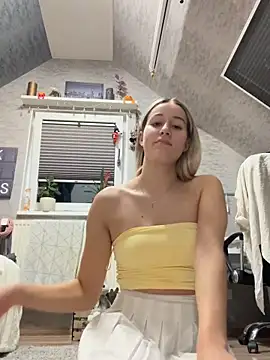 Snapshot of miaistlive chatting on 09/19/25, 08:53 miaistlive online show from 09/19/25, 08:53