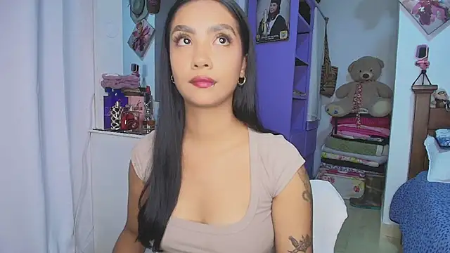 mia yireth online show from 11/12/25, 12:55