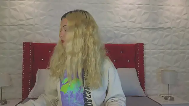 Snapshot of Lucy_n_pink chatting on 10/10/25, 07:35 Lucy n pink online show from 10/10/25, 07:35