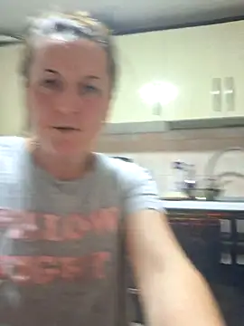 Snapshot of Fluturas2 chatting on 10/19/25, 06:08 Fluturas2 online show from 10/19/25, 06:08