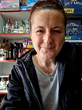 Snapshot of Fluturas2 chatting on 10/27/25, 01:04 Fluturas2 online show from 10/27/25, 01:04