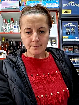 Snapshot of Fluturas2 chatting on 10/28/25, 02:31 Fluturas2 online show from 10/28/25, 02:31