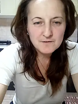 Snapshot of Fluturas2 chatting on 11/02/25, 08:00 Fluturas2 online show from 11/02/25, 08:00