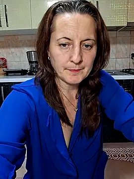 Snapshot of Fluturas2 chatting on 11/15/25, 09:11 Fluturas2 online show from 11/15/25, 09:11