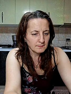 Snapshot of Fluturas2 chatting on 11/16/25, 09:09 Fluturas2 online show from 11/16/25, 09:09