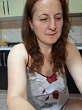 Snapshot of Fluturas2 chatting on 11/17/25, 09:20 Fluturas2 online show from 11/17/25, 09:20