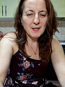 Snapshot of Fluturas2 chatting on 11/18/25, 10:14 Fluturas2 online show from 11/18/25, 10:14