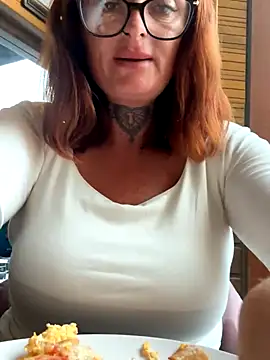 Snapshot of IrishmilfAnna chatting on 10/10/25, 10:47 IrishmilfAnna online show from 10/10/25, 10:47