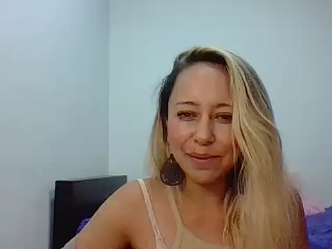 Snapshot of leah_susman chatting on 09/11/25, 02:00 leah susman online show from 09/11/25, 02:00