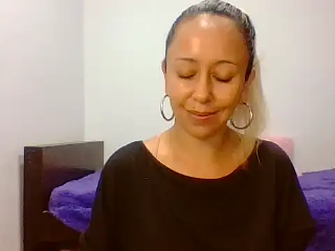 Snapshot of leah_susman chatting on 09/19/25, 02:02 leah susman online show from 09/19/25, 02:02