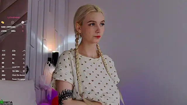 SaraHearts online show from 10/29/25, 01:41