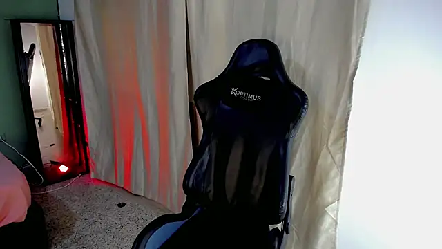 dilan hott  online show from 11/11/25, 08:09