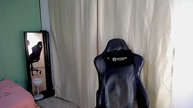 dilan hott  online show from 11/19/25, 08:31