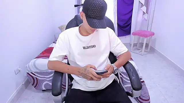 Snapshot of maxthomson_boy chatting on 09/17/25, 08:10 maxthomson boy online show from 09/17/25, 08:10
