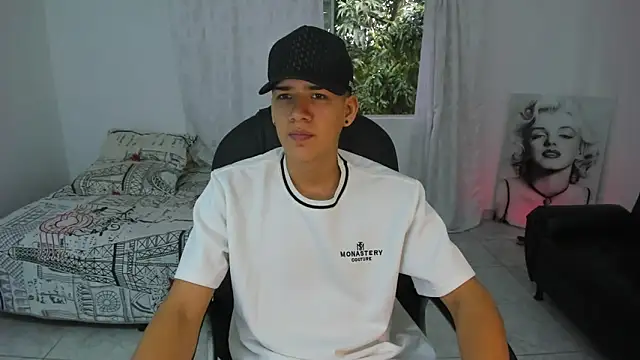 Snapshot of maxthomson_boy chatting on 09/30/25, 07:30 maxthomson boy online show from 09/30/25, 07:30