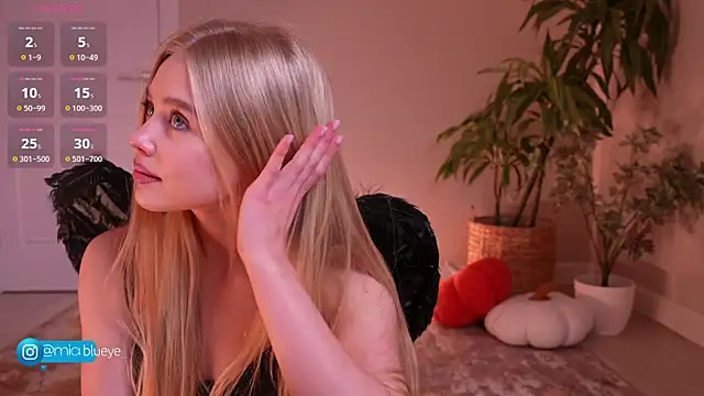 Snapshot of Miablueye chatting on 10/30/25, 12:17 Miablueye online show from 10/30/25, 12:17