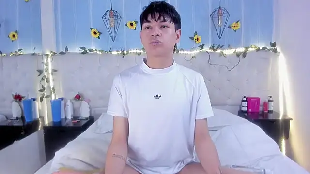 AleAurarashi online show from 10/22/25, 12:33