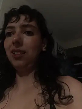 a Malgosia mako online show from 10/26/25, 04:13