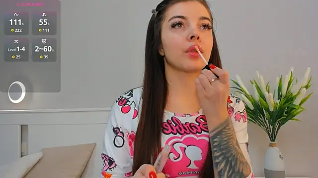 Snapshot of AuroraVice chatting on 11/05/25, 06:24 AuroraVice online show from 11/05/25, 06:24