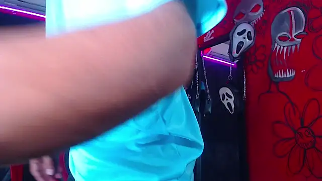 Snapshot of dante_hellsingx chatting on 11/25/25, 12:10 dante hellsingx online show from 11/25/25, 12:10