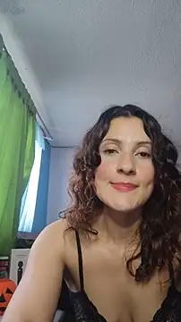 Snapshot of lindasyt chatting on 10/21/25, 03:13 lindasyt online show from 10/21/25, 03:13