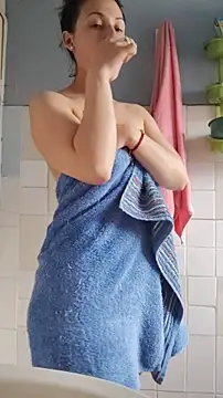 Snapshot of lindasyt chatting on 11/24/25, 03:01 lindasyt online show from 11/24/25, 03:01