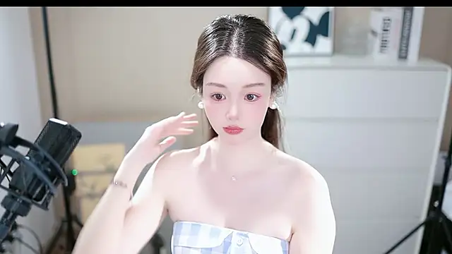 abbyli12 online show from 10/31/25, 01:01