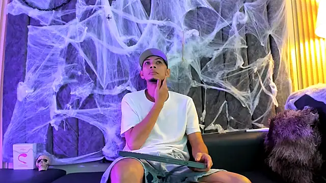 Snapshot of DustinandJordan chatting on 10/09/25, 05:05 DustinandJordan online show from 10/09/25, 05:05