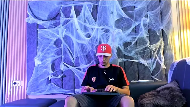 Snapshot of DustinandJordan chatting on 10/11/25, 05:17 DustinandJordan online show from 10/11/25, 05:17