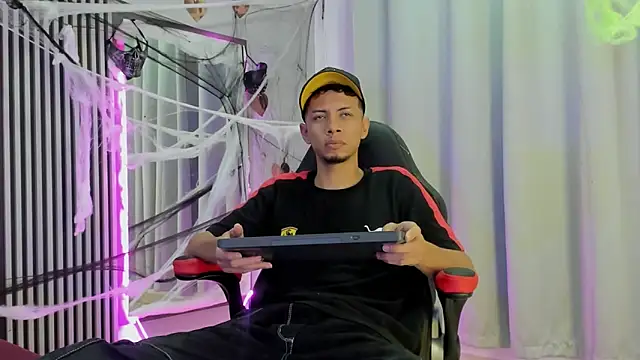 Snapshot of DustinandJordan chatting on 10/20/25, 05:08 DustinandJordan online show from 10/20/25, 05:08