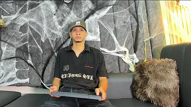 Snapshot of DustinandJordan chatting on 10/30/25, 08:31 DustinandJordan online show from 10/30/25, 08:31