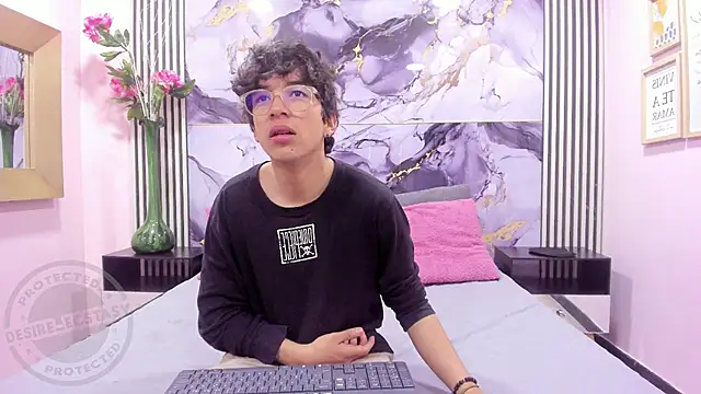 Snapshot of Desire_Ecstasy chatting on 10/12/25, 01:10 Desire Ecstasy online show from 10/12/25, 01:10