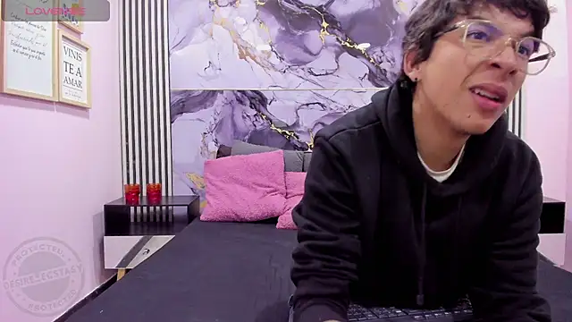 Snapshot of Desire_Ecstasy chatting on 11/05/25, 01:11 Desire Ecstasy online show from 11/05/25, 01:11