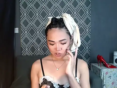 Snapshot of hugesignificant_69 chatting on 11/25/25, 04:45 hugesignificant 69 online show from 11/25/25, 04:45