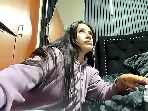 scarletr red online show from 10/21/25, 08:31