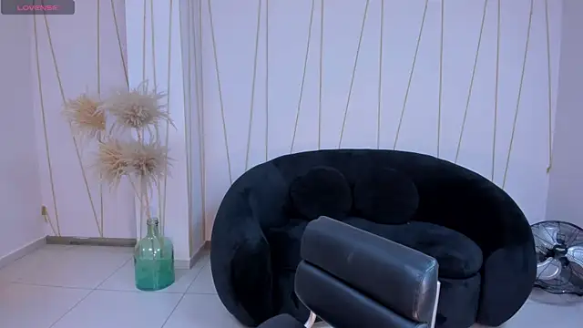 LeahNovac online show from 11/18/25, 11:14