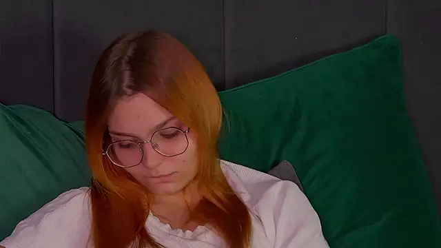 Snapshot of BellaMarebelle chatting on 10/18/25, 04:37 BellaMarebelle online show from 10/18/25, 04:37