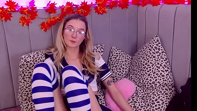 MaeLili online show from 10/19/25, 08:04