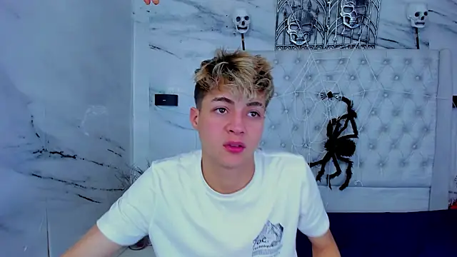 Snapshot of Ari_and_Storm chatting on 11/01/25, 06:21 Ari and Storm online show from 11/01/25, 06:21