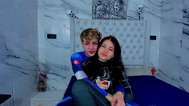 Snapshot of Ari_and_Storm chatting on 11/05/25, 11:27 Ari and Storm online show from 11/05/25, 11:27