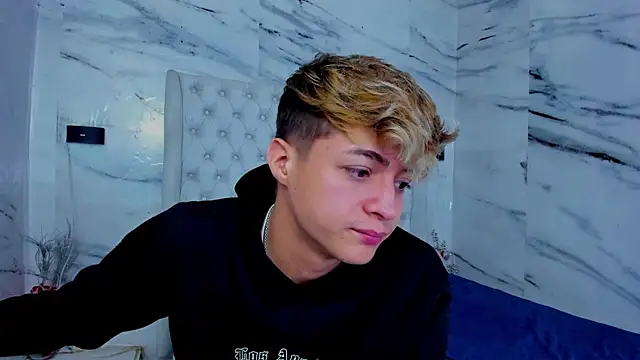 Snapshot of Ari_and_Storm chatting on 11/11/25, 01:11 Ari and Storm online show from 11/11/25, 01:11