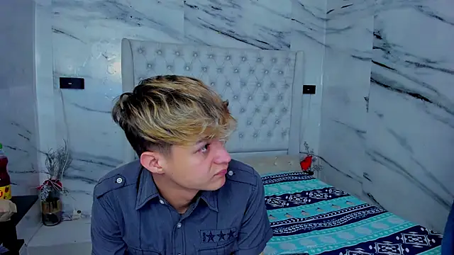 Snapshot of Ari_and_Storm chatting on 11/12/25, 01:11 Ari and Storm online show from 11/12/25, 01:11