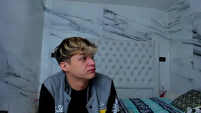 Snapshot of Ari_and_Storm chatting on 11/16/25, 01:28 Ari and Storm online show from 11/16/25, 01:28