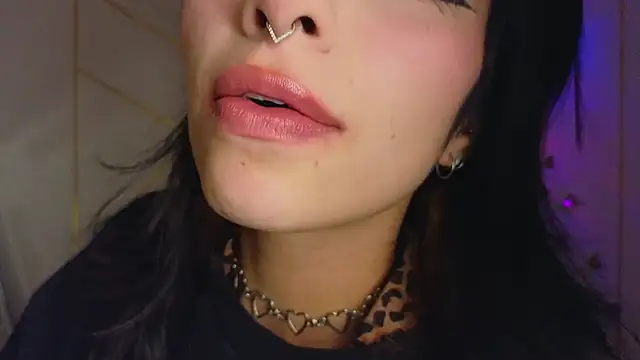 Snapshot of Hollyxx_ chatting on 11/15/25, 03:59 Hollyxx online show from 11/15/25, 03:59