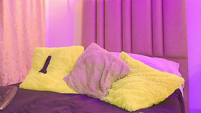 Snapshot of camilo_nom chatting on 09/13/25, 04:23 camilo nom online show from 09/13/25, 04:23