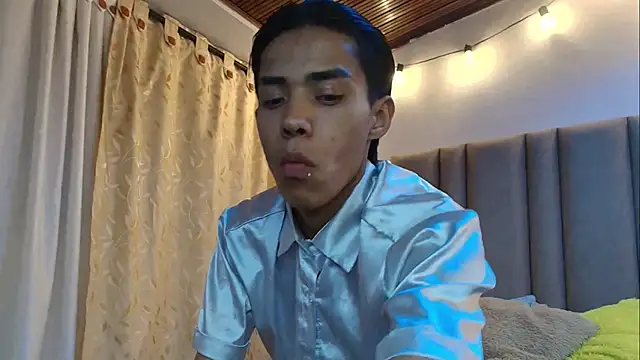 Snapshot of camilo_nom chatting on 10/04/25, 04:10 camilo nom online show from 10/04/25, 04:10