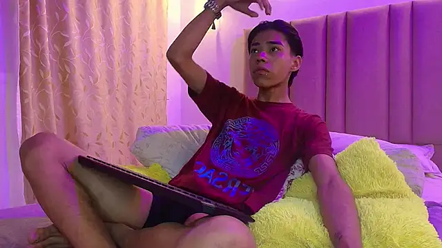 Snapshot of camilo_nom chatting on 10/10/25, 04:33 camilo nom online show from 10/10/25, 04:33