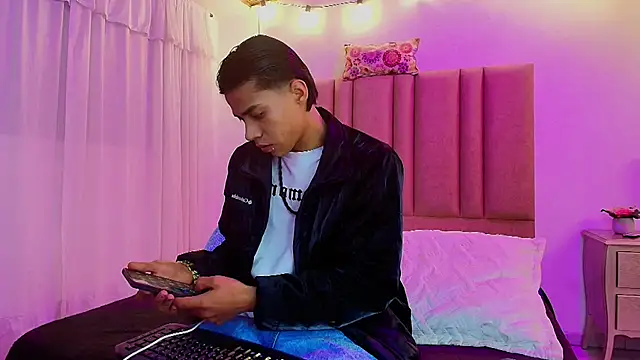 Snapshot of camilo_nom chatting on 10/22/25, 05:08 camilo nom online show from 10/22/25, 05:08