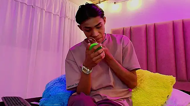 Snapshot of camilo_nom chatting on 10/24/25, 04:09 camilo nom online show from 10/24/25, 04:09