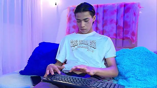 Snapshot of camilo_nom chatting on 11/04/25, 04:33 camilo nom online show from 11/04/25, 04:33